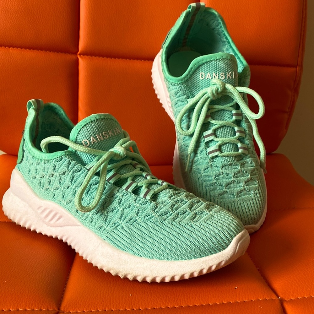 Danskin Sneakers-EUC. 7.5M. Vegan Textile Upper. Light mint green.